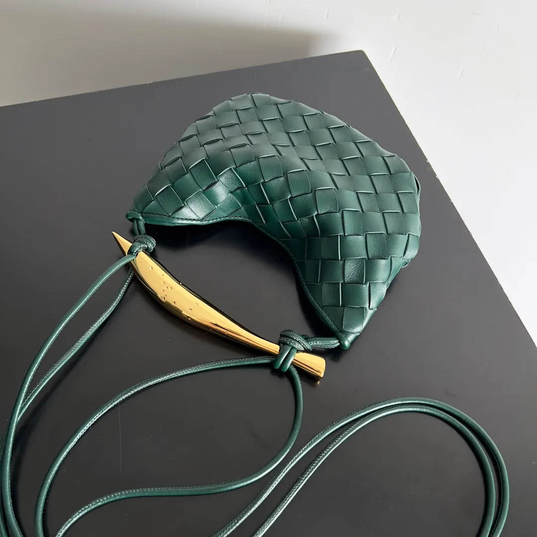 Batch of 1260 BV Mini Sardine is coming‼ ️Super high-end, stainless steel hardware + 24k real gold plating process, fish scales (concave and convex positions) are the finishing touch, the sardine bag that can be carried cross-body is completely beautiful to the heart. The metal element handle and the weaving are perfectly combined to completely integrate the artistic sense and elegance and fashion. It is really like a work of art🏺The large size is elegant, the small size is exquisite and cute, a must-have item for fashionistas, and the details are perfectly reproduced. Style number: 744267 Size 20*12*2.5